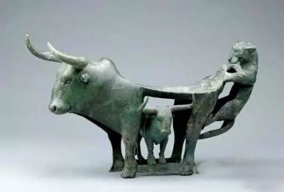 战国  牛虎青铜案
云南省博物馆藏
