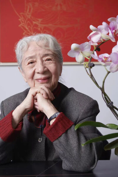 常沙娜，艺术家、设计家、教育家，以系统整理和研究敦煌图案著称，“敦煌图案解密人”“永远的敦煌少女”。