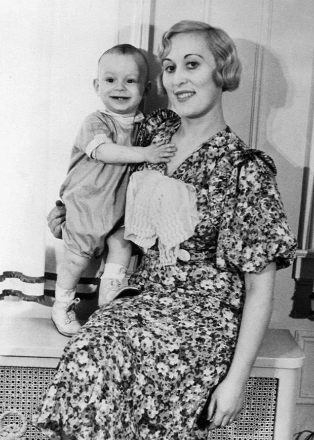 莱纳德与母亲雅诗·兰黛