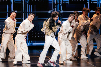 春晚：
大年初三送福利！#马年春晚高清剧照首发# @UNIQ-王一博《闪耀动起来》✨