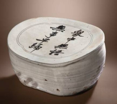 宋代  白釉黑彩文字枕