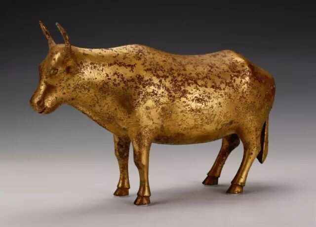 汉代  铜鎏金牛及局部
观复博物馆藏
