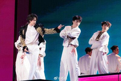 春晚：
大年初三送福利！#马年春晚高清剧照首发# @UNIQ-王一博《闪耀动起来》✨