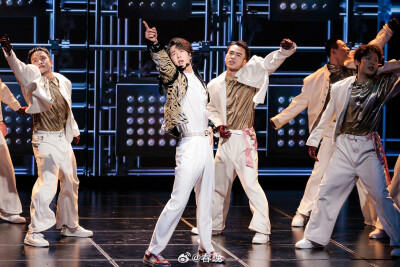 春晚：
大年初三送福利！#马年春晚高清剧照首发# @UNIQ-王一博《闪耀动起来》✨