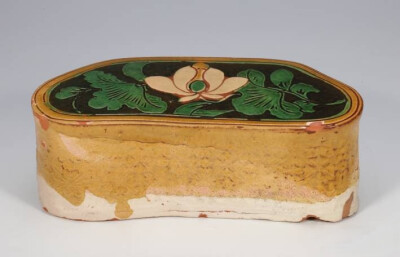 金代  磁州窑三彩莲花纹罄形枕 
观复博物馆藏
