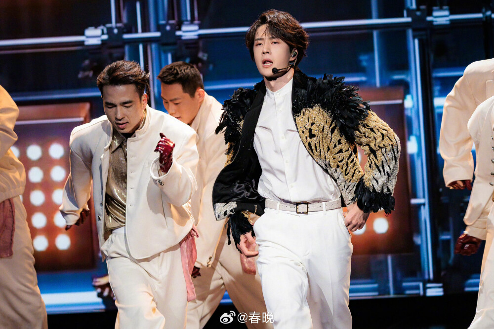 春晚：
大年初三送福利！#马年春晚高清剧照首发# @UNIQ-王一博《闪耀动起来》✨