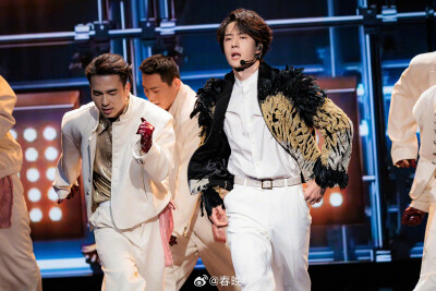 春晚：
大年初三送福利！#马年春晚高清剧照首发# @UNIQ-王一博《闪耀动起来》✨