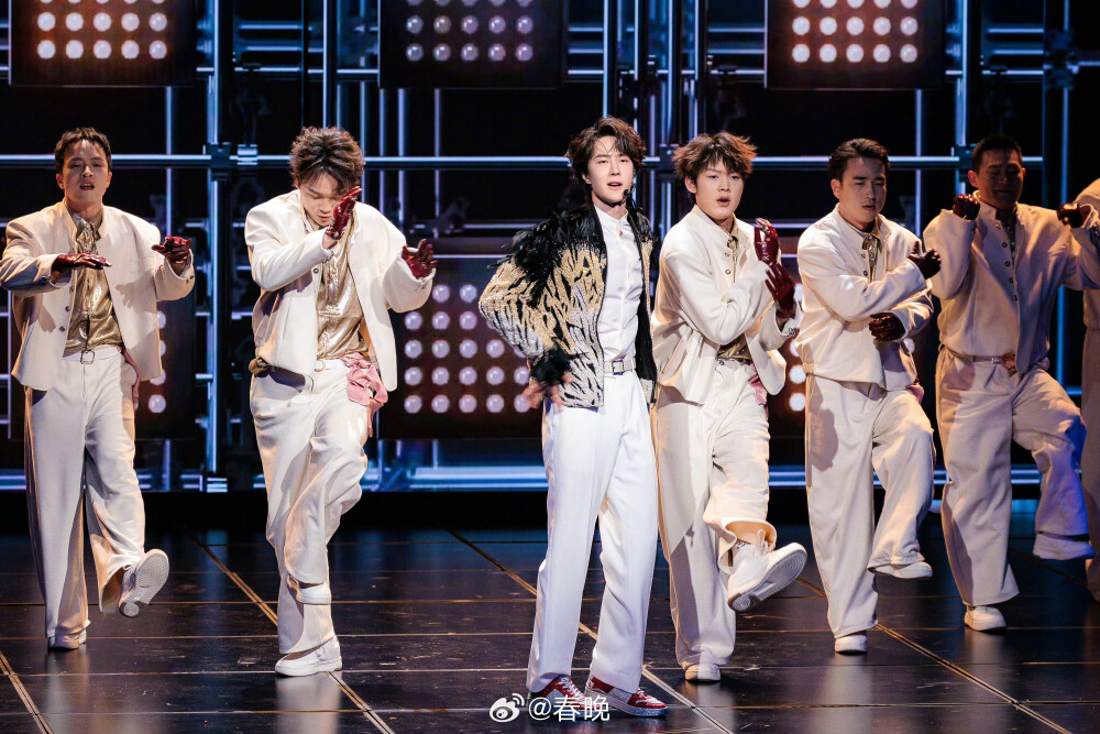 春晚：
大年初三送福利！#马年春晚高清剧照首发# @UNIQ-王一博《闪耀动起来》✨