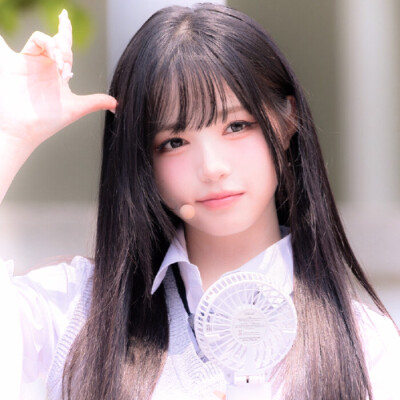 人总是执着于第一眼喜欢上的人或物 此后遇到的全是宛宛类卿