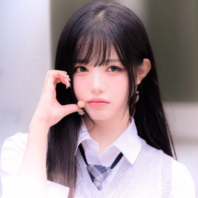 人总是执着于第一眼喜欢上的人或物 此后遇到的全是宛宛类卿