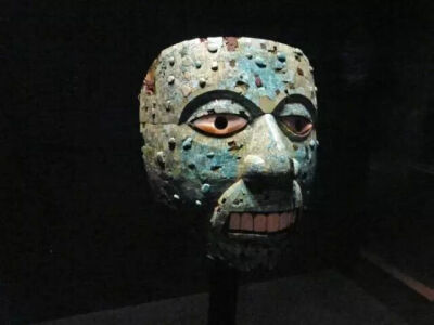 ▲ 这个由绿松石制作而成的面具可能代表着太阳神托纳蒂乌（Tonatiuh）