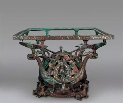 战国  错金银四龙四凤方案座
河北博物院藏
