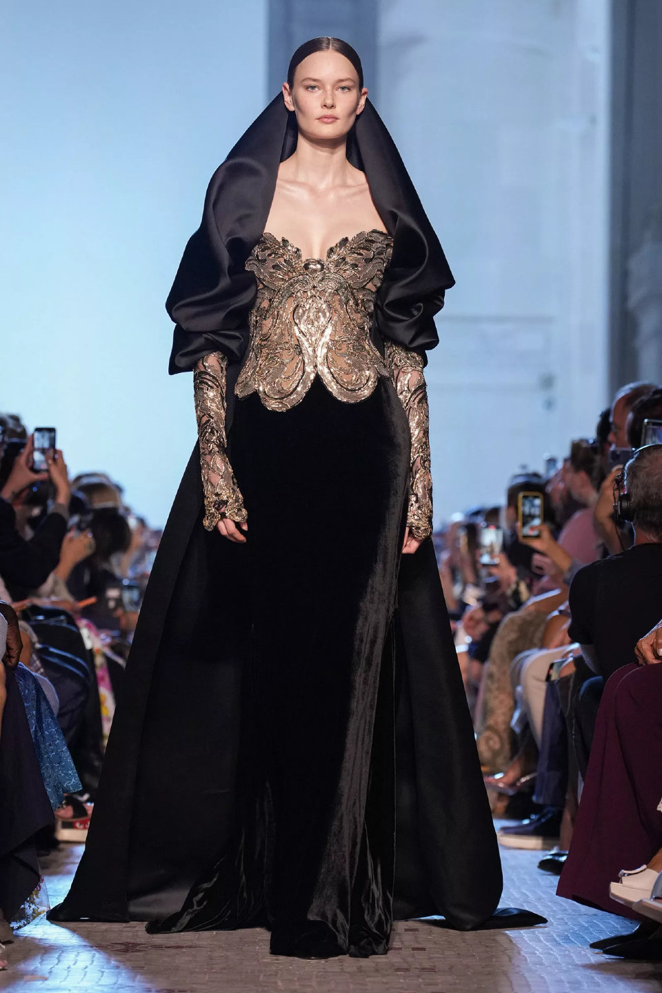 Elie Saab 2023 秋冬高定
这场的黑裙好霸气，感觉要气场很强的人才能穿对味儿 ​​​