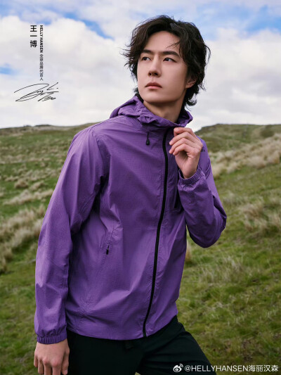 HELLYHANSEN海丽汉森：
春日伊始，万物更替之际
跟随@UNIQ-王一博，穿梭于山林之间
去聆听草木低语，去感受风的流动
在自然中，遇见全新的自我
H2EXPLORER季风轻量防护夹克
伴你在这个春日，轻装出发
信步云游，与天…