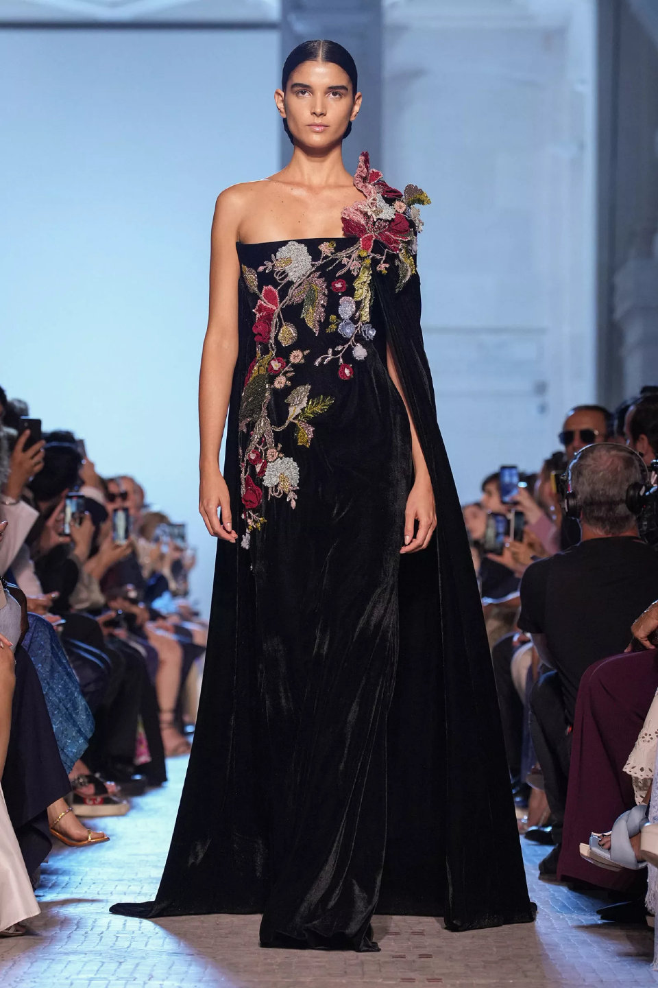 Elie Saab 2023 秋冬高定
这场的黑裙好霸气，感觉要气场很强的人才能穿对味儿 ​​​