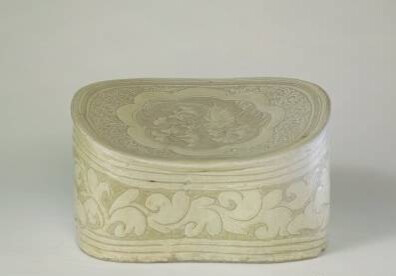 金代  磁州窑白釉剔刻花鸟纹枕 
北京故宫博物院藏
