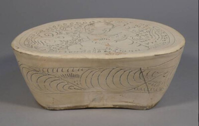 北宋  磁州窑白釉童子蹴鞠纹枕 
观复博物馆藏
