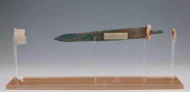 战国-汉代  青铜剑及玉剑饰一组
观复博物馆藏
