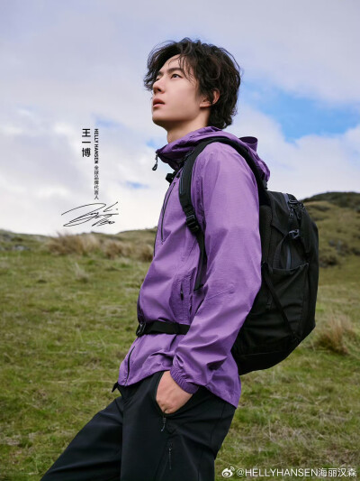 HELLYHANSEN海丽汉森：
春日伊始，万物更替之际
跟随@UNIQ-王一博，穿梭于山林之间
去聆听草木低语，去感受风的流动
在自然中，遇见全新的自我
H2EXPLORER季风轻量防护夹克
伴你在这个春日，轻装出发
信步云游，与天…