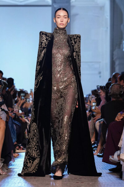 Elie Saab 2023 秋冬高定
这场的黑裙好霸气，感觉要气场很强的人才能穿对味儿 ​​​