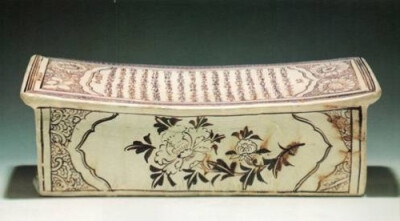 元代  磁州窑“枕赋”铭长方枕
西汉南越王墓博物馆藏
