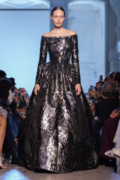 Elie Saab 2023 秋冬高定
这场的黑裙好霸气，感觉要气场很强的人才能穿对味儿 ​​​