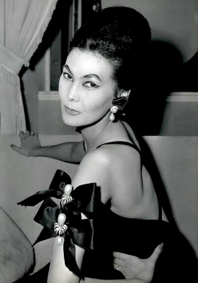 50年代的亚裔超模阿拉·伊里春 ​​​