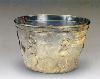 唐代  凸纹玻璃杯 
陕西历史博物馆藏
