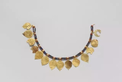 约公元前2600年-2500年  
金叶形缀天青石、红玛瑙头饰  苏美尔文明 
美国大都会博物馆藏
