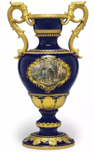 ▲ 钴蓝描金人物开光双耳瓶
德国迈森（Meißen），19世纪晚期
私人收藏
