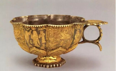 唐代  鎏金仕女狩猎纹八瓣银杯 
陕西历史博物馆藏
