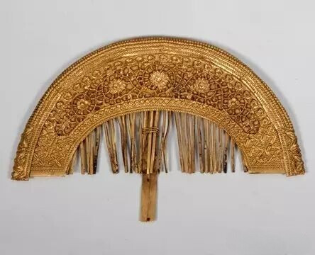 宋代  缠枝牡丹纹簪式金发梳
上海观复博物馆藏
