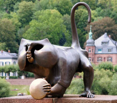 ▲ 青铜雕塑《海德堡桥猴》（1979）
G. Rumpf（1941-）作
位于德国海德堡
