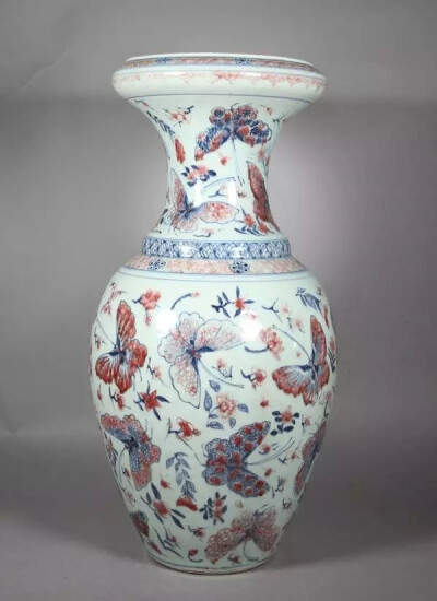 清乾隆 青花釉里红蝶恋花纹盘口瓶
观复博物馆藏
