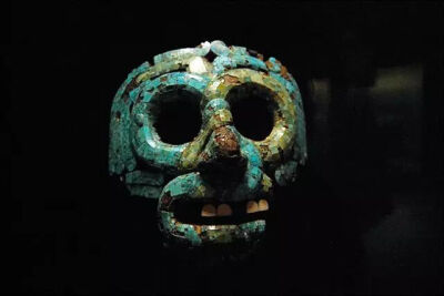 ▲ 阿兹特克人在15-16世纪制作的绿松石羽蛇神面具