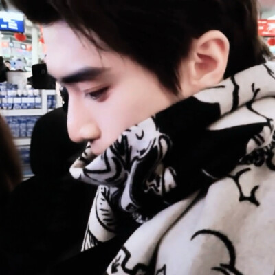 老张我跟你说，你先把这个大背头放弃了，再把这个大背头放弃了，能明天一早放弃就不要拖到今天凌晨，如果放弃不了就反复尝试把这个大背头放弃了，不要问我为什么要放弃大背头，总之马上放弃这个大背头