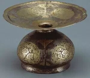 唐代   折枝团花纹鎏金银渣斗
西安博物院藏
