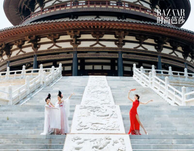 舞蹈演员王亚楠、王亚丽和张小婉在天堂的恢宏阶梯上。