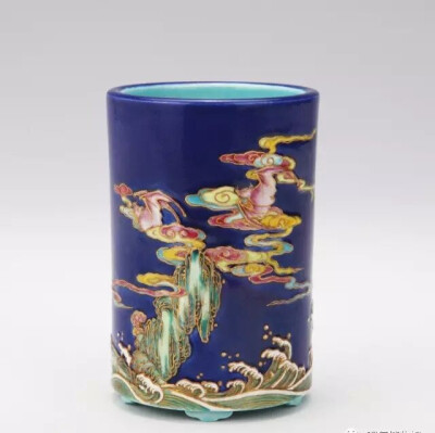 清乾隆  蓝地雕瓷粉彩福山寿海纹笔筒
观复博物馆藏  
