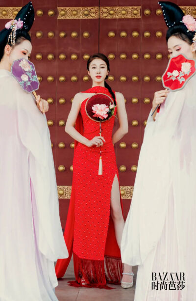 舞蹈演员王亚楠、王亚丽和张小婉在天堂的恢宏阶梯上。