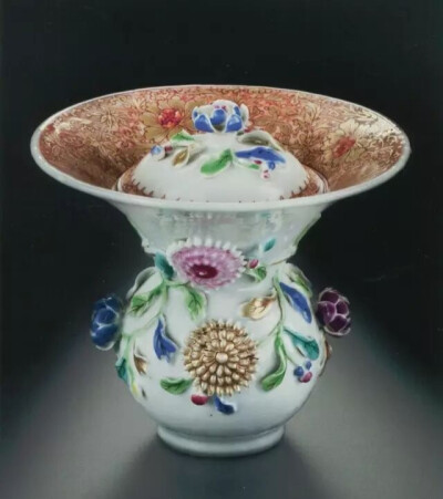 清雍正  粉彩花卉描金渣斗
美国迪美博物馆藏
