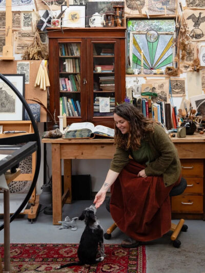 在Lou Tonkin手中，版画不再是一门严肃的艺术，而是她记录自然和生活的日记。