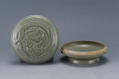 五代 越窑青釉龙纹盒
观复博物馆藏
