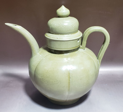 五代 越窑秘色瓷宴乐图执壶
浙东越窑青瓷博物馆藏
