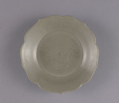 五代 越窑青釉菱花口盘
北京故宫博物院藏
