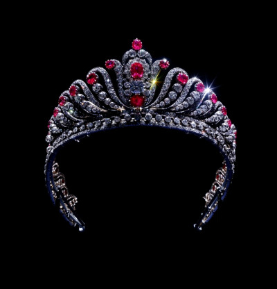 罗斯柴尔德男爵夫人特别委托尚美巴黎制造一顶冠冕，为迎接英国女王伊丽莎白二世访问巴黎