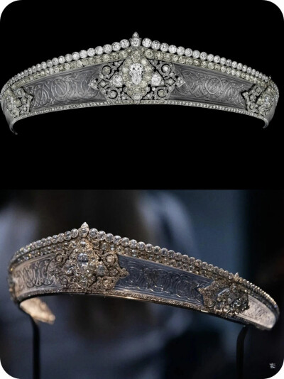 卡地亚为阿迦汗三世第三任妻子安德烈王后制作，冠冕上镶嵌着莲花钻石，现在回到卡地亚收藏。头饰由2500多个钻石细成镶嵌在全铜框加中.