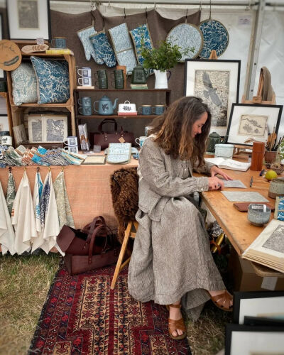 在Lou Tonkin手中，版画不再是一门严肃的艺术，而是她记录自然和生活的日记。