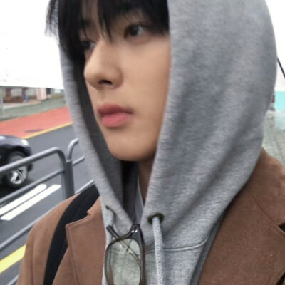 透过手指间看着天