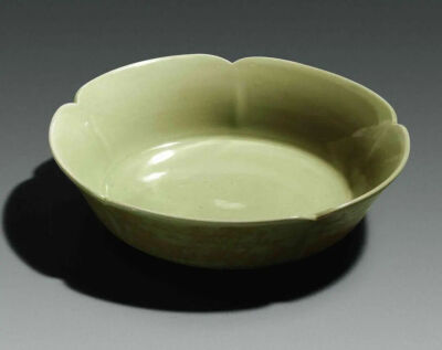 唐代 五瓣葵口凹底深腹秘色瓷碟
法门寺地宫出土
中国国家博物馆藏
